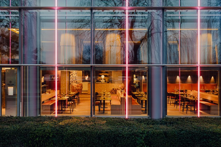 Ресторан Beefclub «Огонь и соль» / Ester Bruzkus Architekten — изображение 2 из 25
