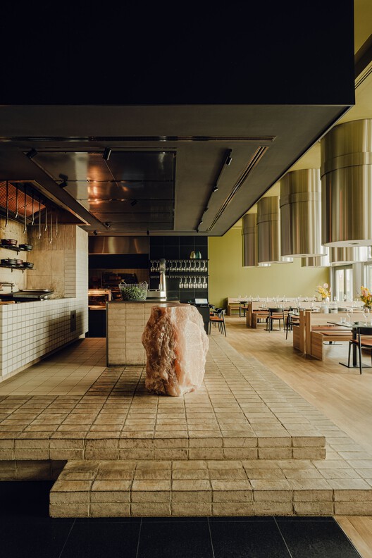 Ресторан Beefclub «Огонь и соль» / Ester Bruzkus Architekten — изображение 3 из 25
