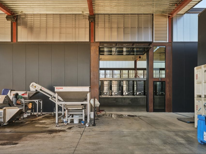 Полированный бетонный пол в здании виноградника, автор Клейтон Корте.