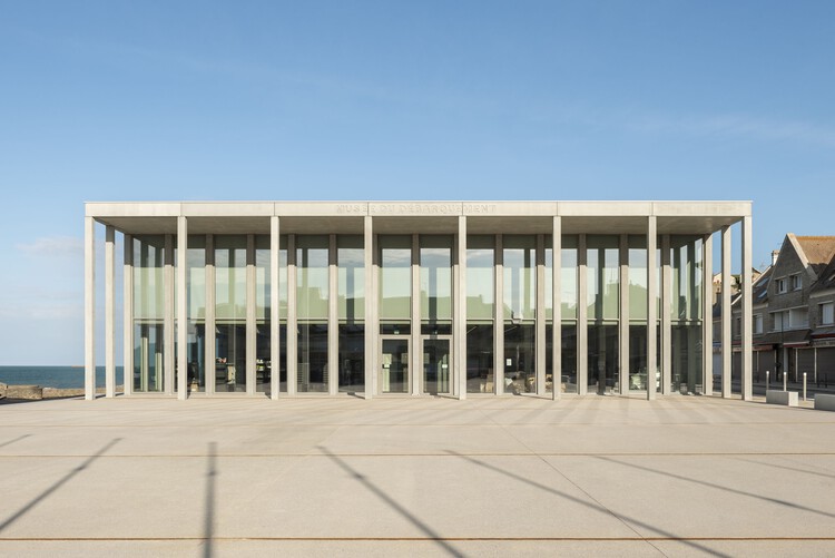 Музей дня Д / Снаряды — фотография экстерьера, фасад, колонна