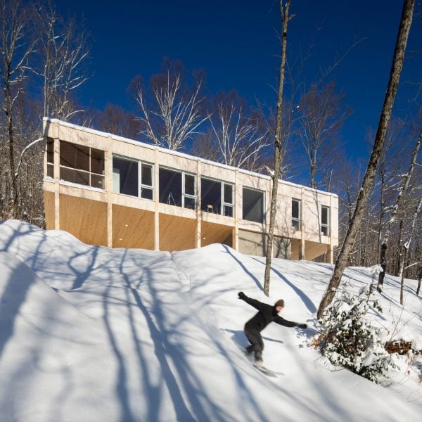 Quinzhee Architecture облицовала канадский лыжный дом на сваях из кедра