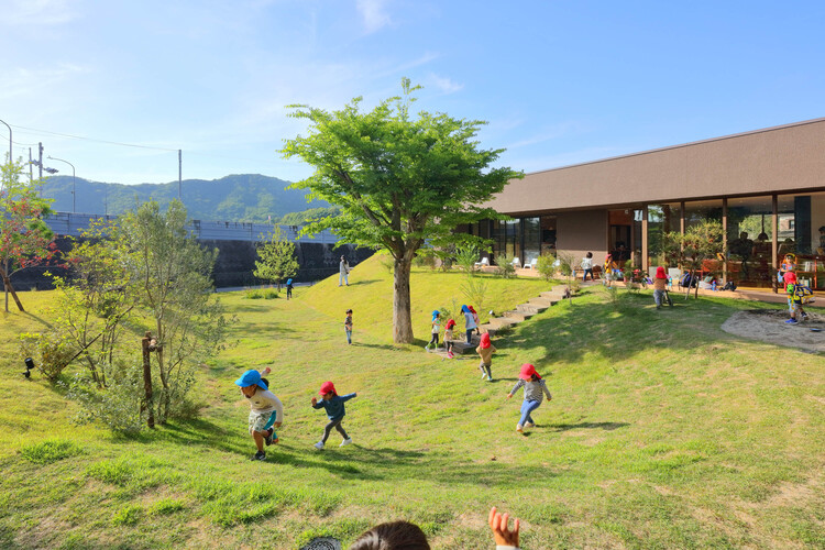 Детский сад и ясли АКМ / HIBINOSEKKEI + Youji no Shiro + Kids Design Labo — Изображение 5 из 17