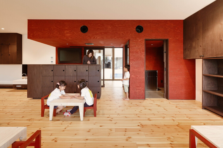 Детский сад и ясли АКМ / HIBINOSEKKEI + Youji no Shiro + Kids Design Labo — Изображение 3 из 17