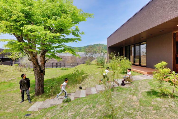 Детский сад и ясли АКМ / HIBINOSEKKEI + Youji no Shiro + Kids Design Labo — изображение 7 из 17