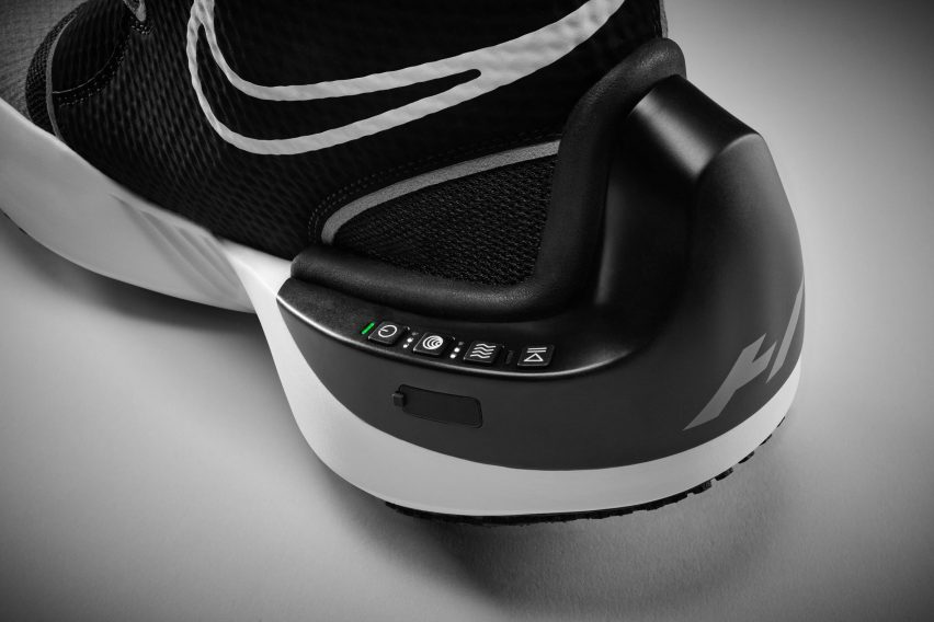 Крупный план пуговиц на ботинках Nike x Hyperice.