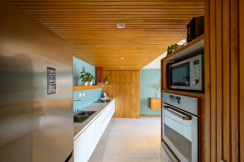 Кухня с деревянным каркасом
