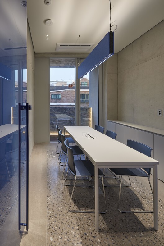 Офисное здание с коллективным зеркалом / SEED haus - Фотография интерьера, кухня, стол, стул, окна