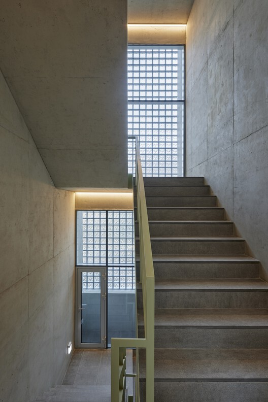 Офисное здание с коллективным зеркалом / SEED haus - Фотография интерьера, лестницы, перила