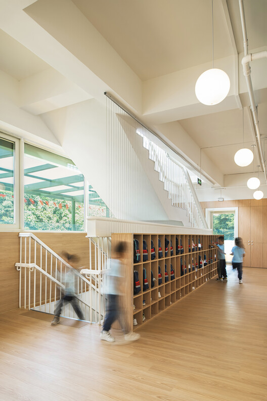 Ремонт детского сада Биронгван / Студия NOR - Фотография интерьера, лестница, стул, перила