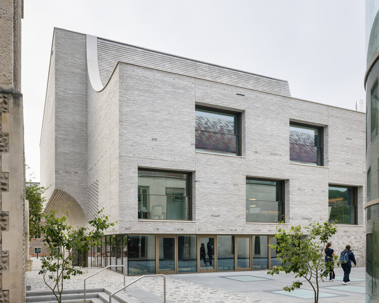 Центр исполнительских искусств Брайтон-колледжа / krft — фотография экстерьера, окна, фасад
