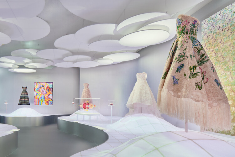 OMA и Сёхей Сигемацу спроектировали выставку Ethereal Miss Dior в токийском музее Роппонги – изображение 11 из 17