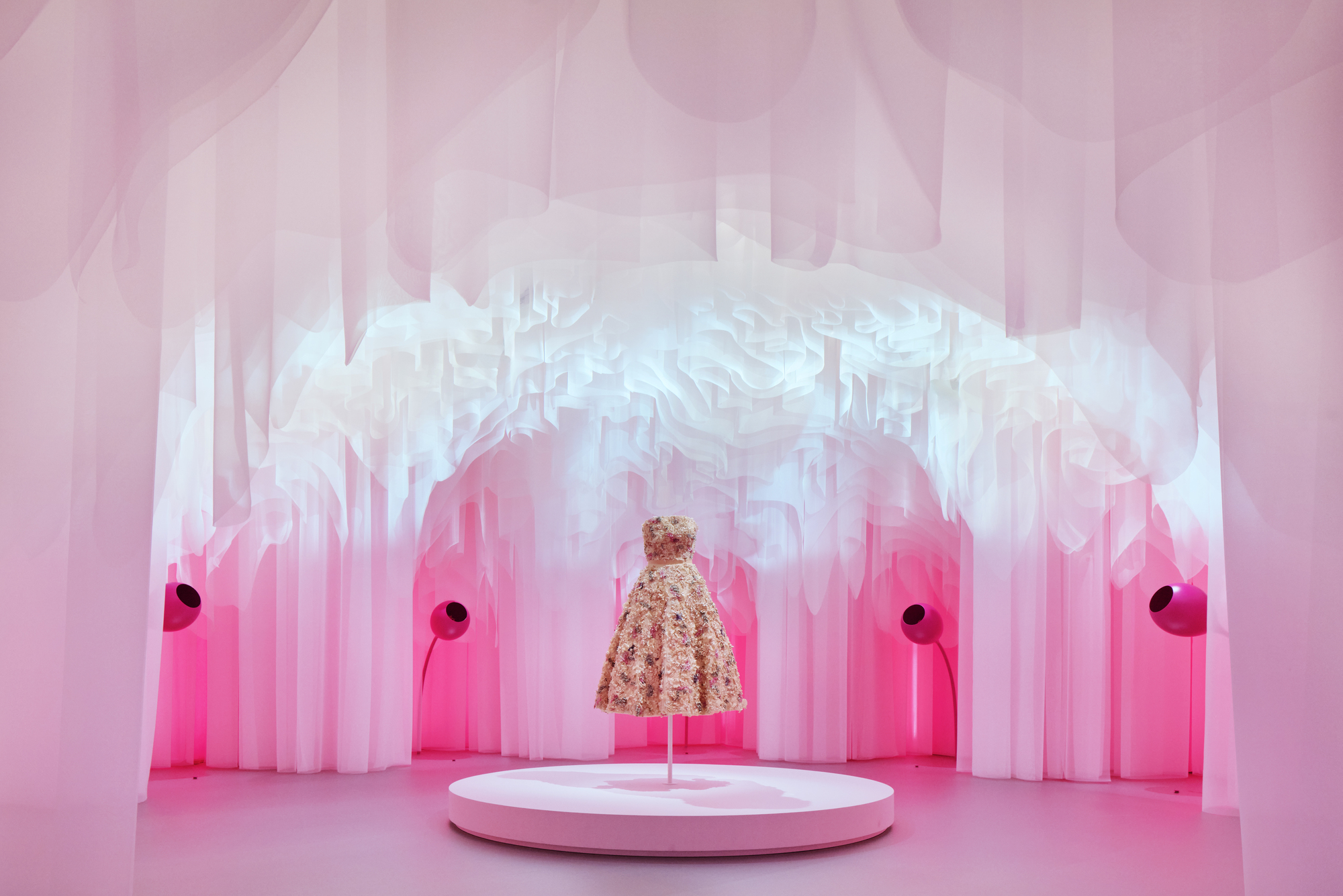 OMA и Сёхей Сигемацу спроектировали выставку Ethereal Miss Dior в токийском музее Роппонги