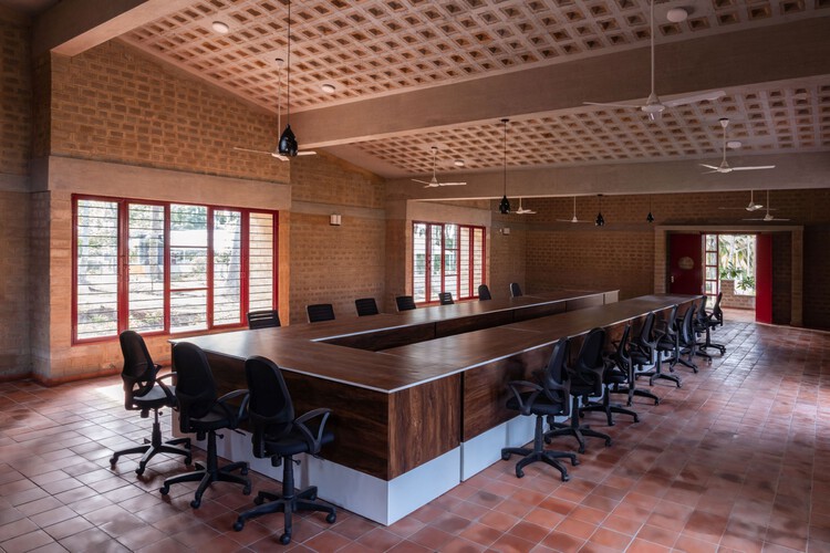 Центр органических исследований и обучения / Seipal & Raje Architects - Фотография интерьера, кухня, стол, окна, стул