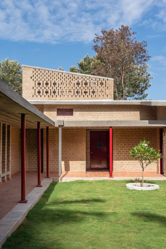 Центр органических исследований и обучения / Seipal & Raje Architects - Фотография экстерьера, кирпич, фасад