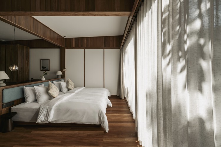 Retreat Village / Stilt Studios — Фотография интерьера, спальня, кровать