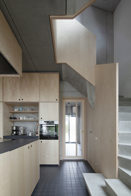 Reprise House / Marge Architecten bv - Фотография интерьера, кухня, дверь, столешница