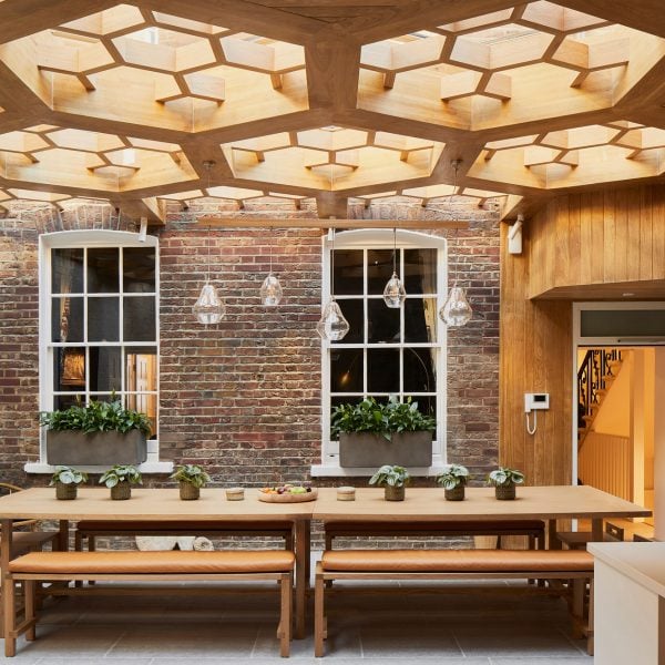 SPPARC превращает лондонский таунхаус в офис с «сотовой» крышей
