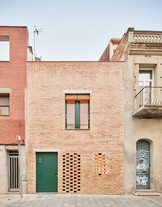 103RAV - Новый дом между разделительными стенами в Сабаделе / ​​Vallribera Arquitectes - Изображение 2 из 28