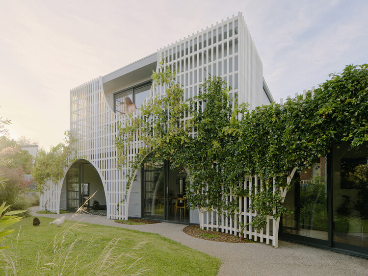 Дом без Rezzavations / Sarah Lake Architects - Изображение 2 из 17