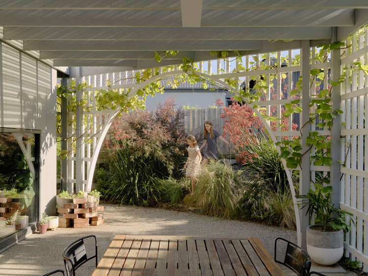 Дом No Rezzavations / Sarah Lake Architects — изображение 9 из 17