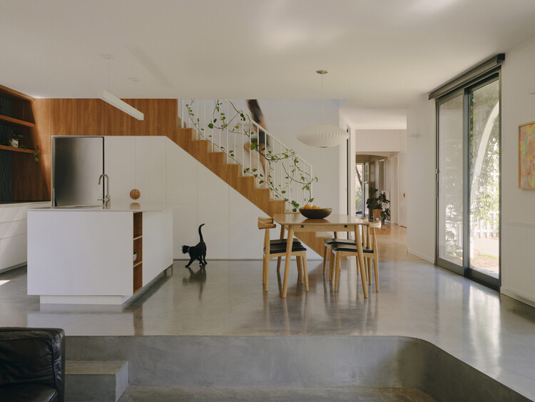 Дом без Rezzavations / Sarah Lake Architects - Изображение 3 из 17