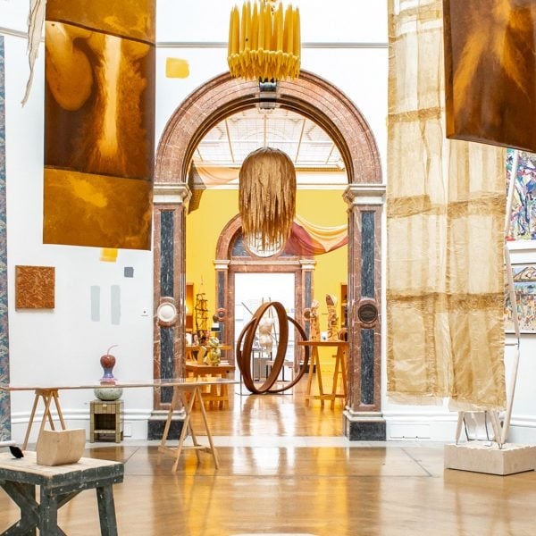Уэбб Йейтс создает структурную каменную раму для выставки в Королевской академии
