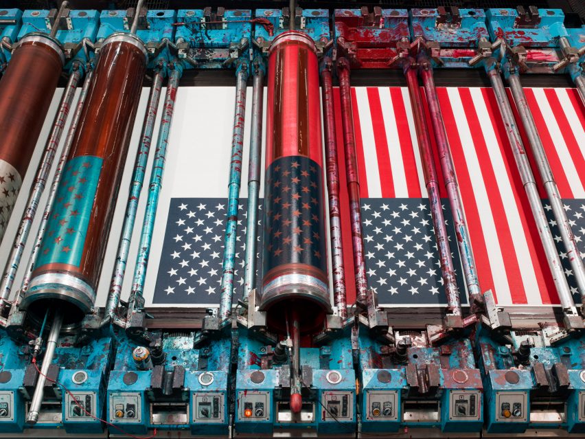 Американские флаги в производстве на ротационном трафаретном принтере
