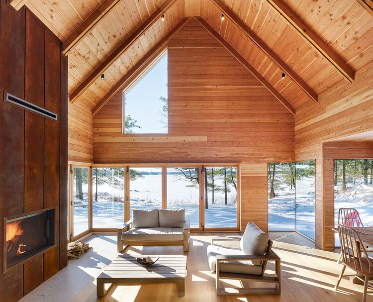 Six Mile Lake Cottage / BLDG Workshop - Интерьерная фотография, гостиная, окна, стол, балка