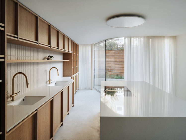 Crescent House / DROO Architects - Интерьерная фотография, Кухня, Столешница, Раковина