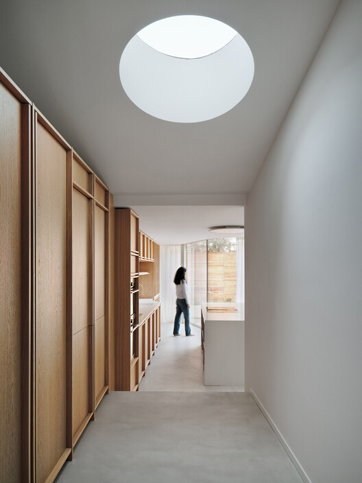 Дом в форме полумесяца / DROO Architects – Фотография интерьера, освещение