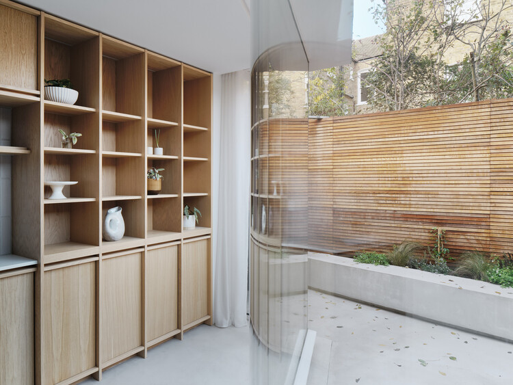 Crescent House / DROO Architects - Интерьерная фотография, шкаф, полки, стул