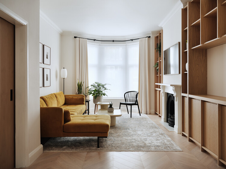 The Crescent House / DROO Architects — Фотография интерьера, гостиная, стул