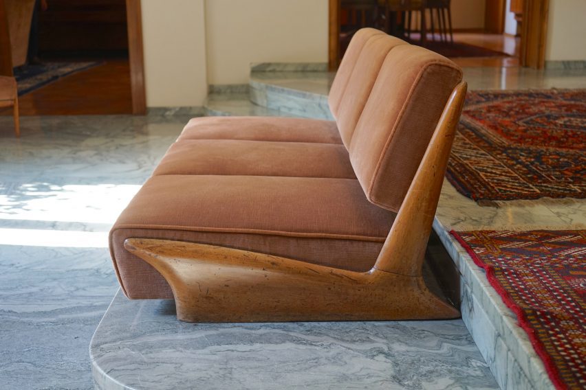 Встроенный диван с коричневым чехлом
