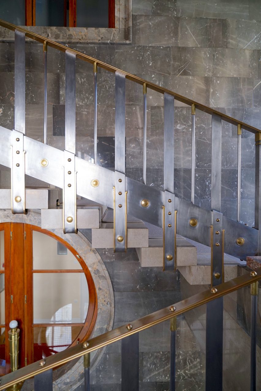 Металлическая лестница с металлическими перилами