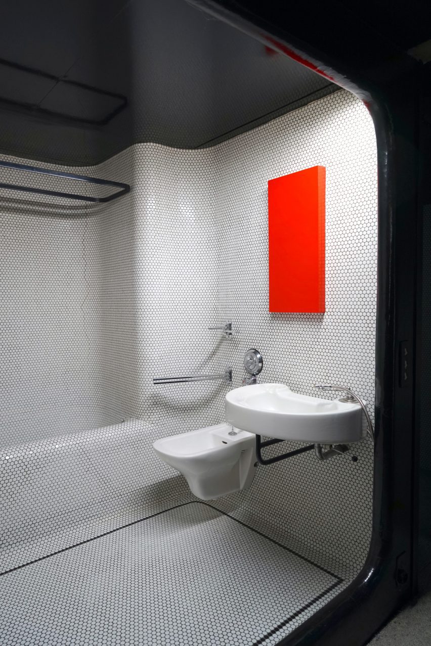 Ванная комната с мозаичным изгибом