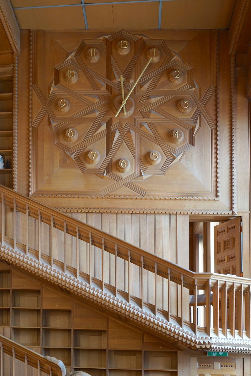Монументальные настенные часы внутри библиотеки
