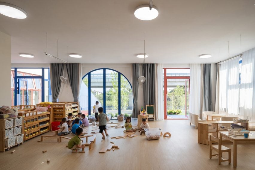 Классная комната в детском саду West Coast от CLOU Architects