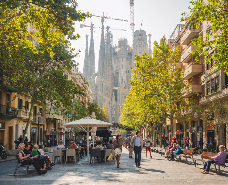 Барселона планирует запретить аренду квартир для туристов, чтобы облегчить жилищный кризис – изображение 1 из 6