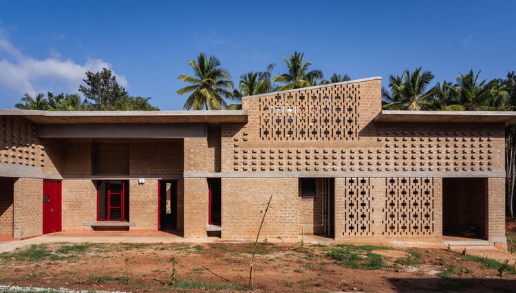 Центр органических исследований и обучения / Seipal & Raje Architects - Экстерьерная фотография, окна, фасад