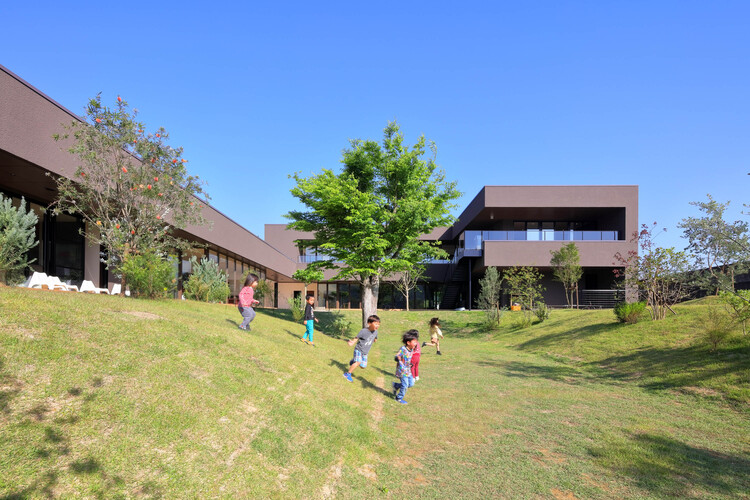 Детский сад и ясли АКМ / HIBINOSEKKEI + Youji no Shiro + Kids Design Labo — изображение 1 из 17
