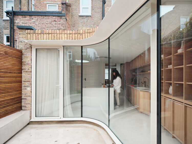 The Crescent House / DROO Architects - Фотография интерьера, кухня, окна, фасад, стекло