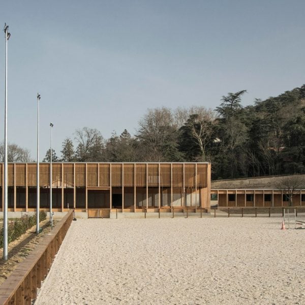 F+G Architectes создает «намеренно сдержанную» деревянную конюшню недалеко от Лиона