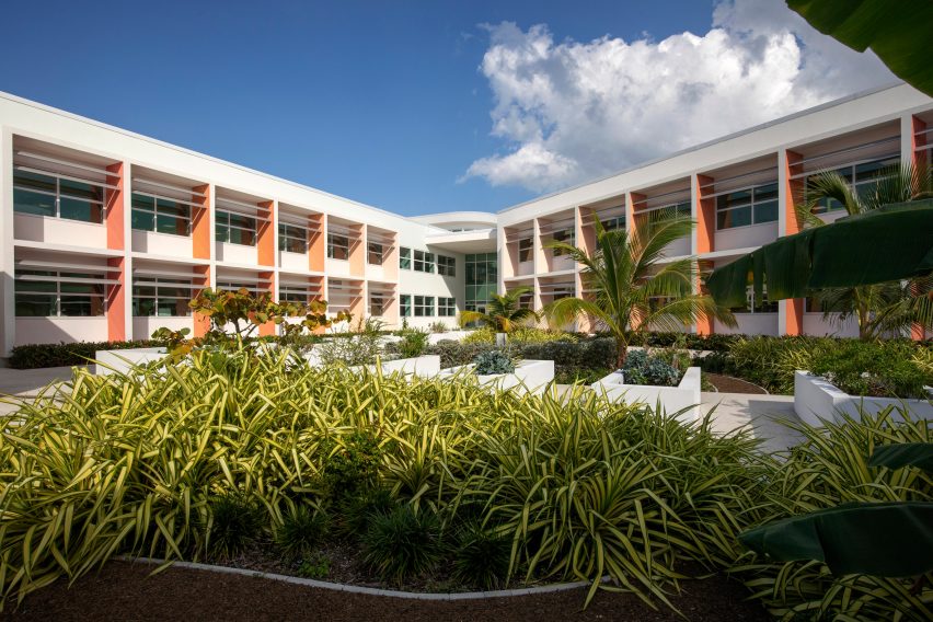 Школа на Каймановых островах, которая одновременно служит убежищем от ураганов