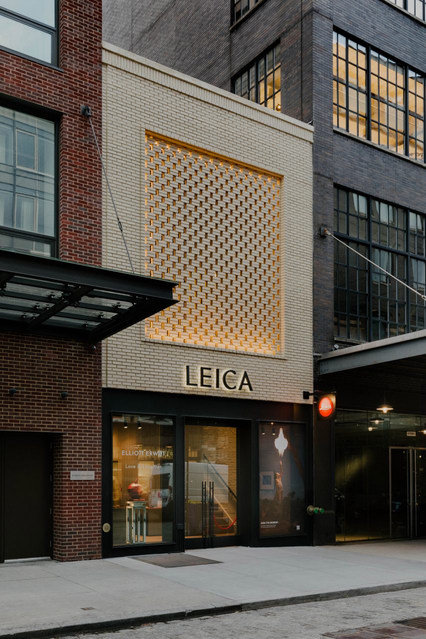 Фасад магазина и галереи Leica с кирпичным фасадом