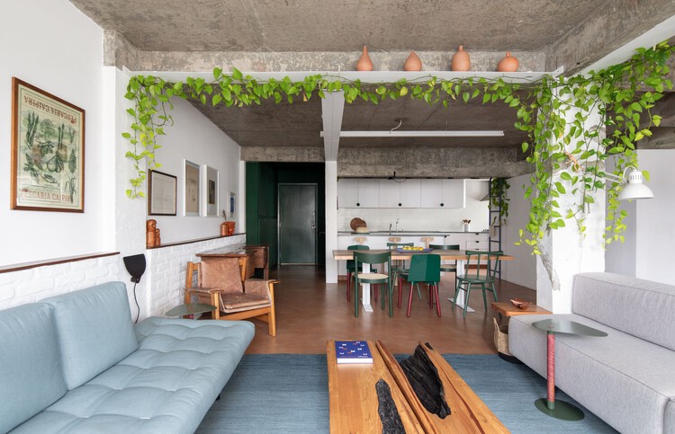 Квартира Bananeira / Angá Arquitetura + Estudio Pedro Luna — Фотография интерьера, гостиная, диван