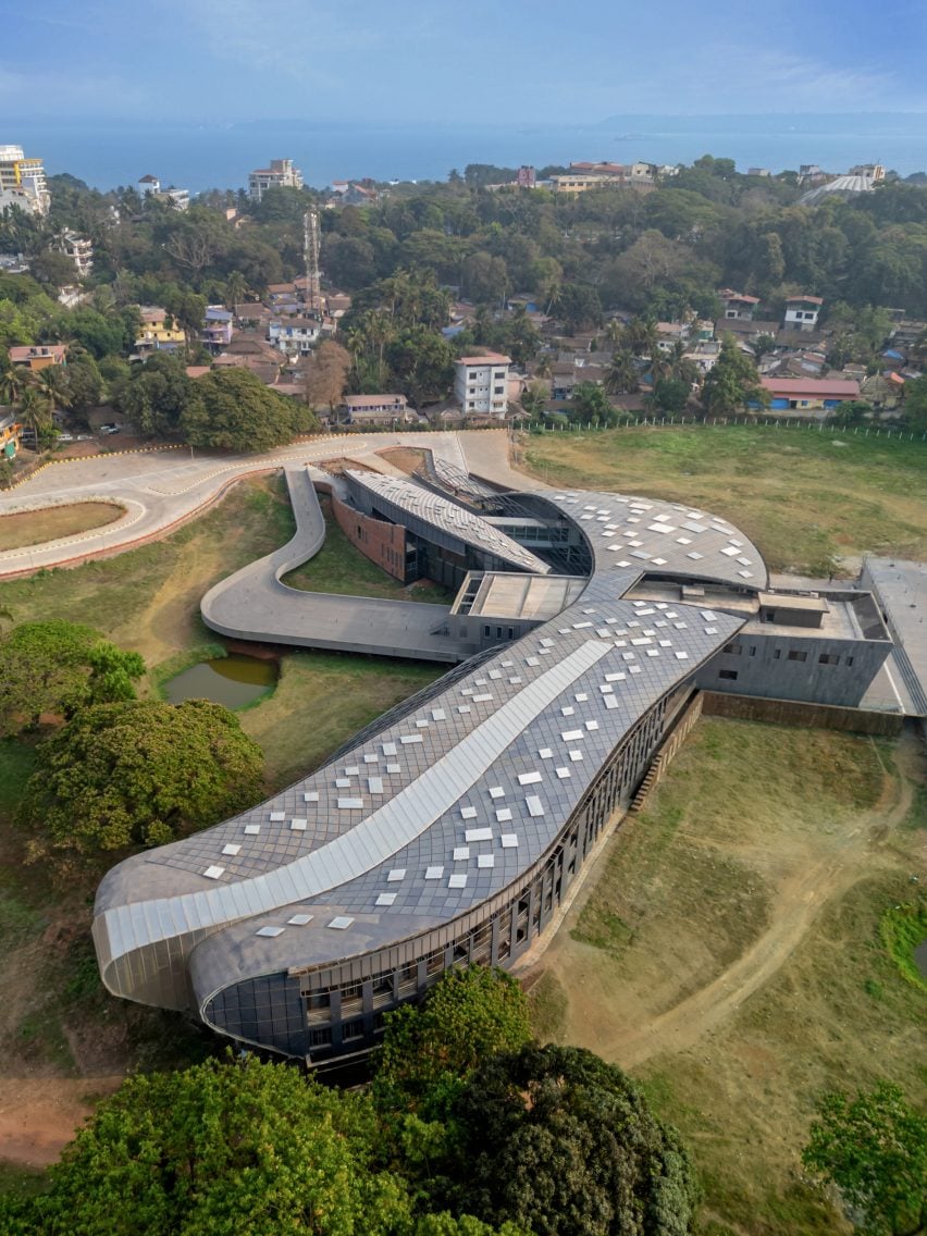 Вид с воздуха на Национальный институт водных видов спорта, сделанный MOFA Studios.