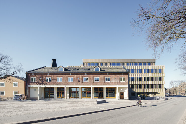 Начальная школа Мидсоммаркрансен / Тенгбом — изображение 1 из 24
