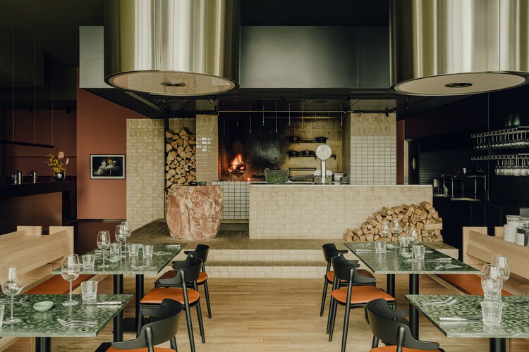 Ресторан Beefclub «Огонь и соль» / Ester Bruzkus Architekten — Изображение 1 из 25