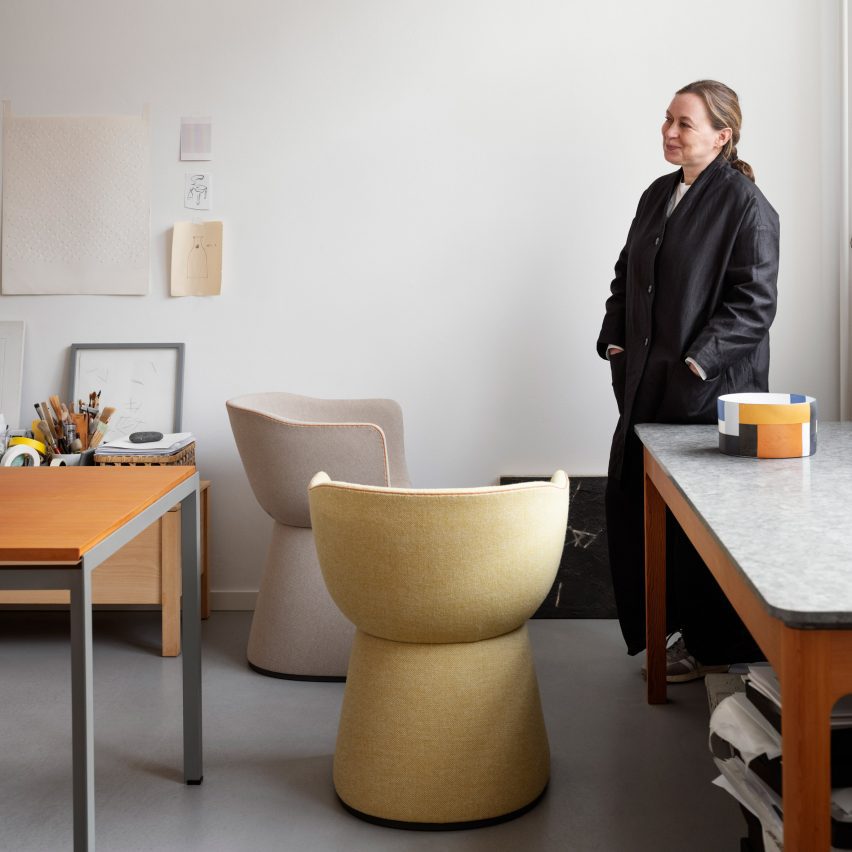 Сесили Манц со стулом Monolit для Фрица Хансена