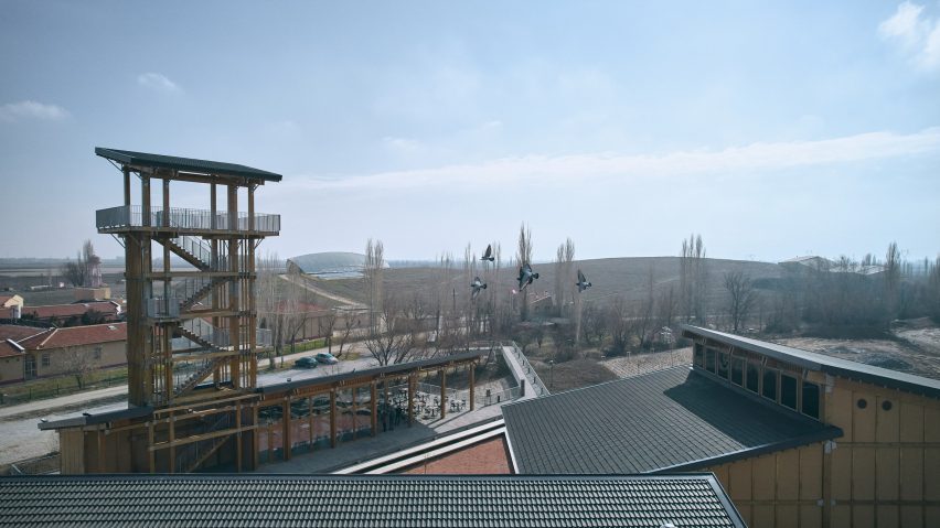 Вид на крышу туристического центра Чатал-Хююк от Тегета